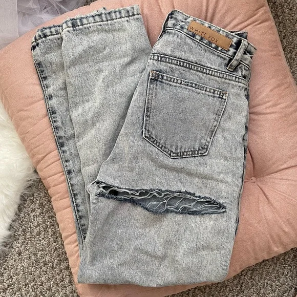 White Fox Boutique | Jeans | Bum Rip Light Wash Mom Jeans  display picture 2